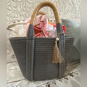 Women’s woven tote bag